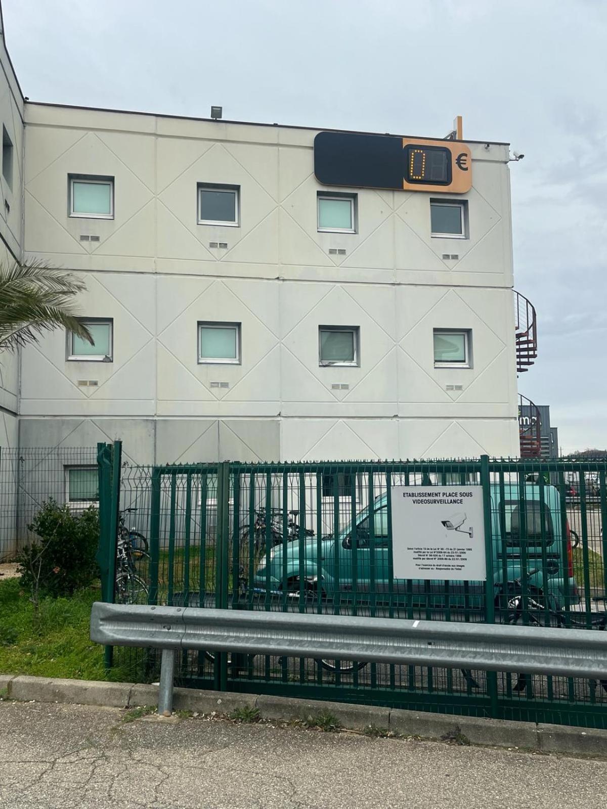 Krystal Hotel Saint-Quentin-Fallavier Exterior foto